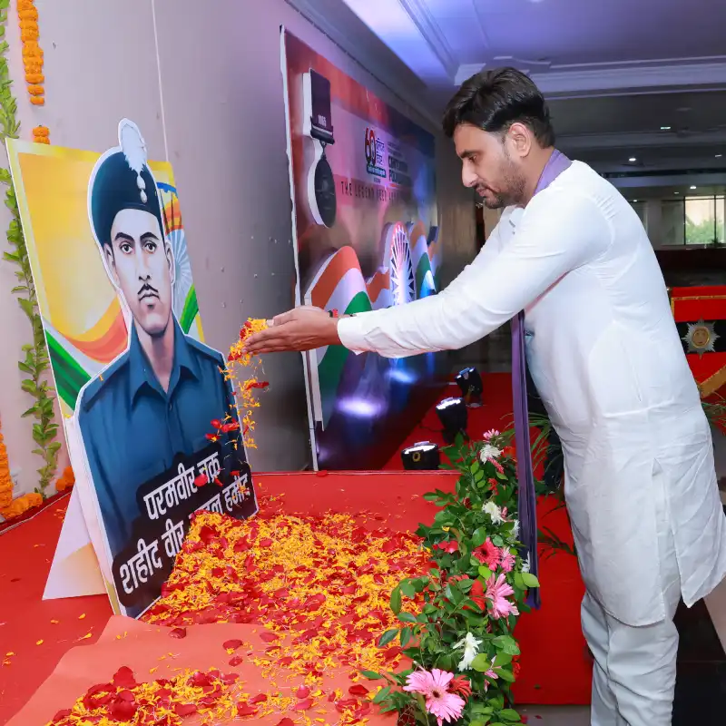 Son of Honourable Defence Minister Dr. Neeraj Singh paid floral tribute to Param Vir Chakra recipient Veer Abdul Hamid, honouring the martyr's supreme sacrifice.